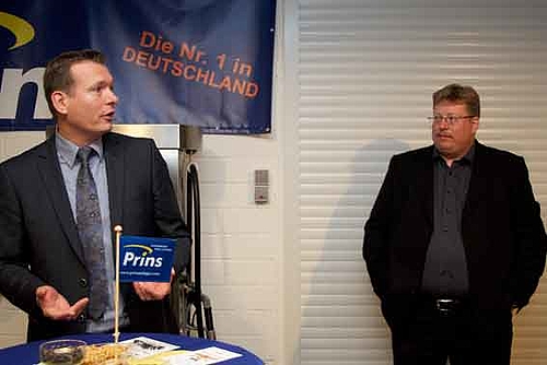 Gunnar Adam (rechts) und Prins-Verkaufsleiter Sven Bakkes  beim GAS-Jubiläum