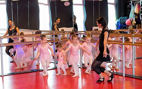 Kleine Balletttänzerinnen in der Tanzschule Holtwiesche